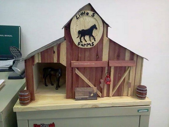 Pallet Farmhouse Toy - diy pallet ideas