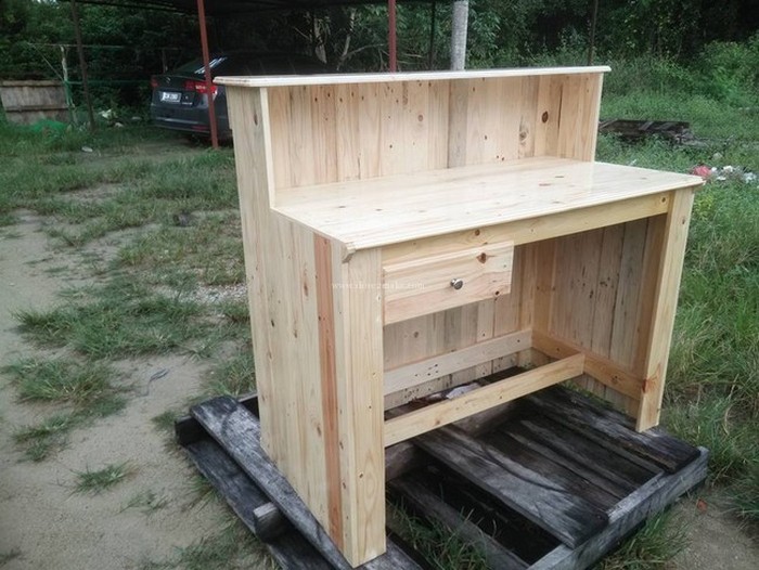 Reclaimed Wooden Pallet Table - diy pallet ideas