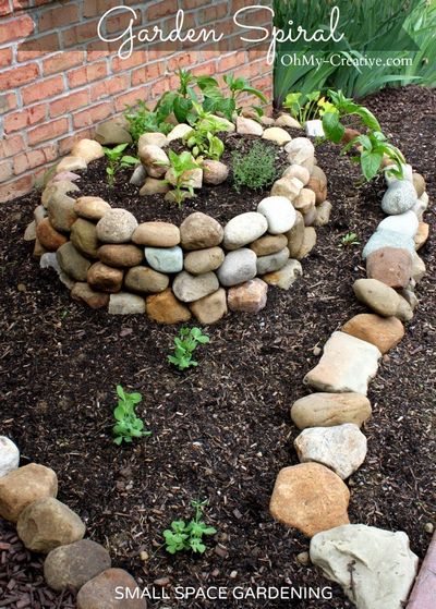 Make A Small DIY Vegetable Garden with A Garden Spiral