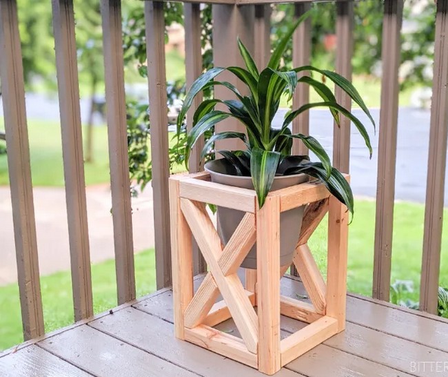 Easy Outdoor Plant Stand