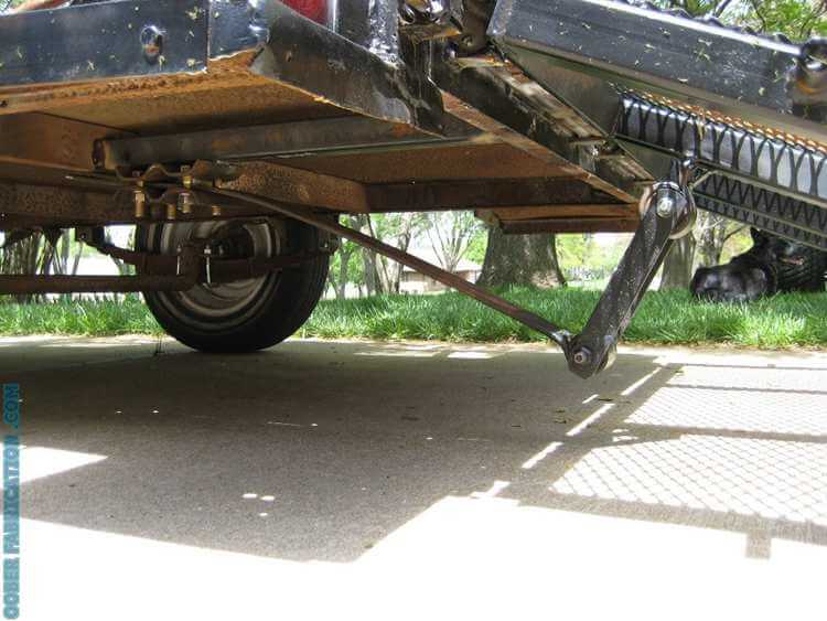 Trailer with a self-lifting tailgate