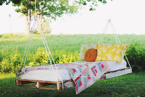 DIY Pallet Swing Bed Idea