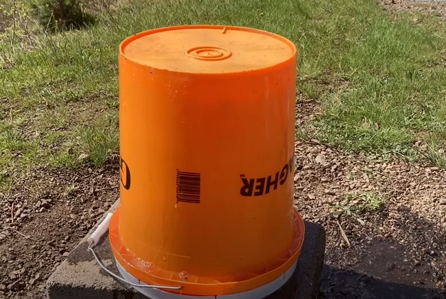 How To Make A 5 Gallon Bucket Bee Feeder